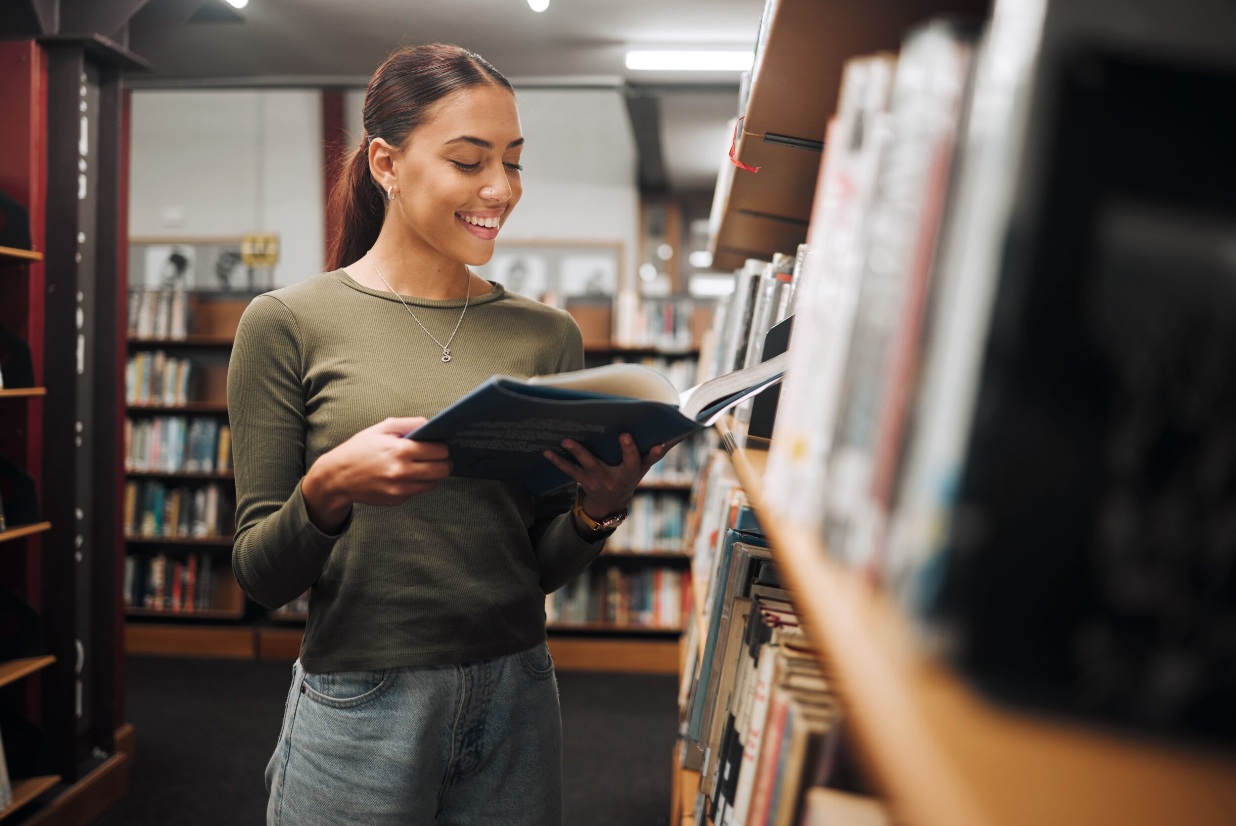 Aprendendo_a_ ler_ em_inglês-mulher_lendo_livro_na_biblioteca